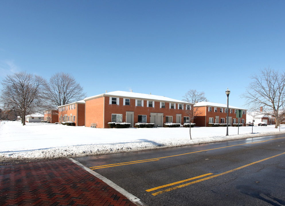 Yearling Apartments in Whitehall, OH - Building Photo