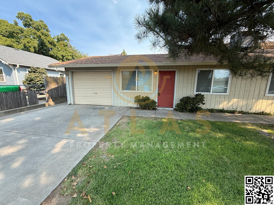 323 Locust St in Lodi, CA - Building Photo