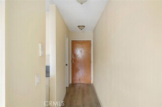 16226 Vanowen St-Unit -207 in Los Angeles, CA - Foto de edificio - Building Photo