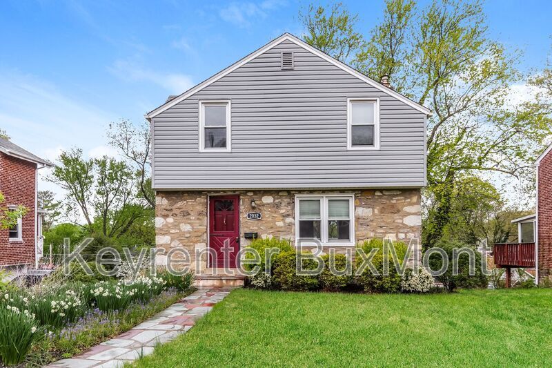 2032 Jenkintown Rd in Glenside, PA - Building Photo