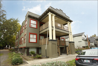 68 NE Stanton St in Portland, OR - Building Photo - Building Photo