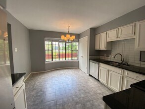 7711 Callaghan Rd-Unit -Mockingbird Pond in San Antonio, TX - Foto de edificio - Building Photo