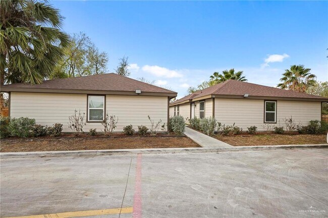 906 E Tom Landry St in Mission, TX - Foto de edificio - Building Photo