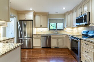 67 Riverside Ave in Greenwich, CT - Building Photo - Building Photo