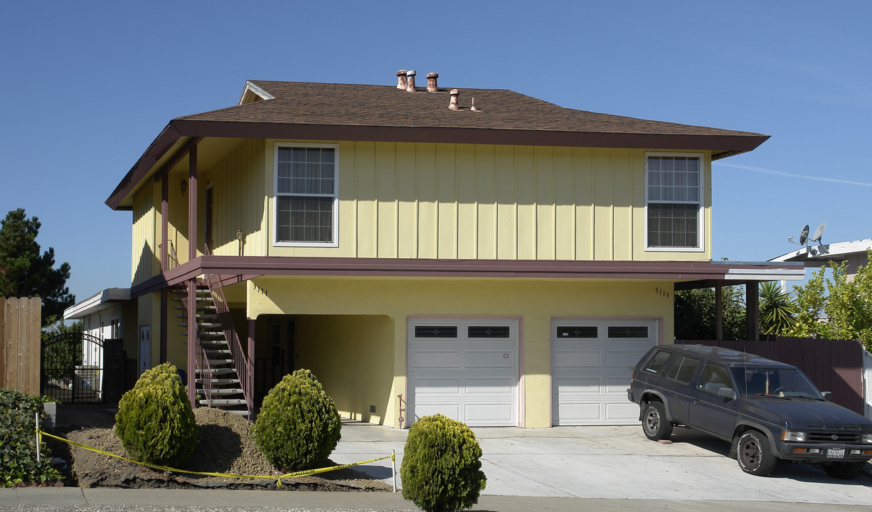 3111-3115 Birmingham Dr in Richmond, CA - Building Photo