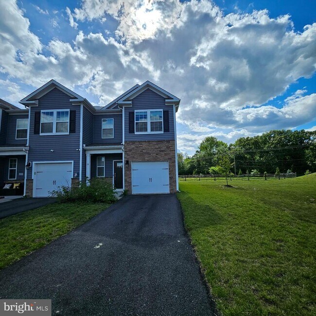 38 Peregrine Way in Burlington, NJ - Building Photo - Building Photo