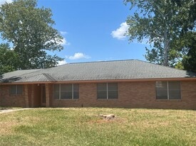 106 Jane Dr in Columbus, TX - Building Photo