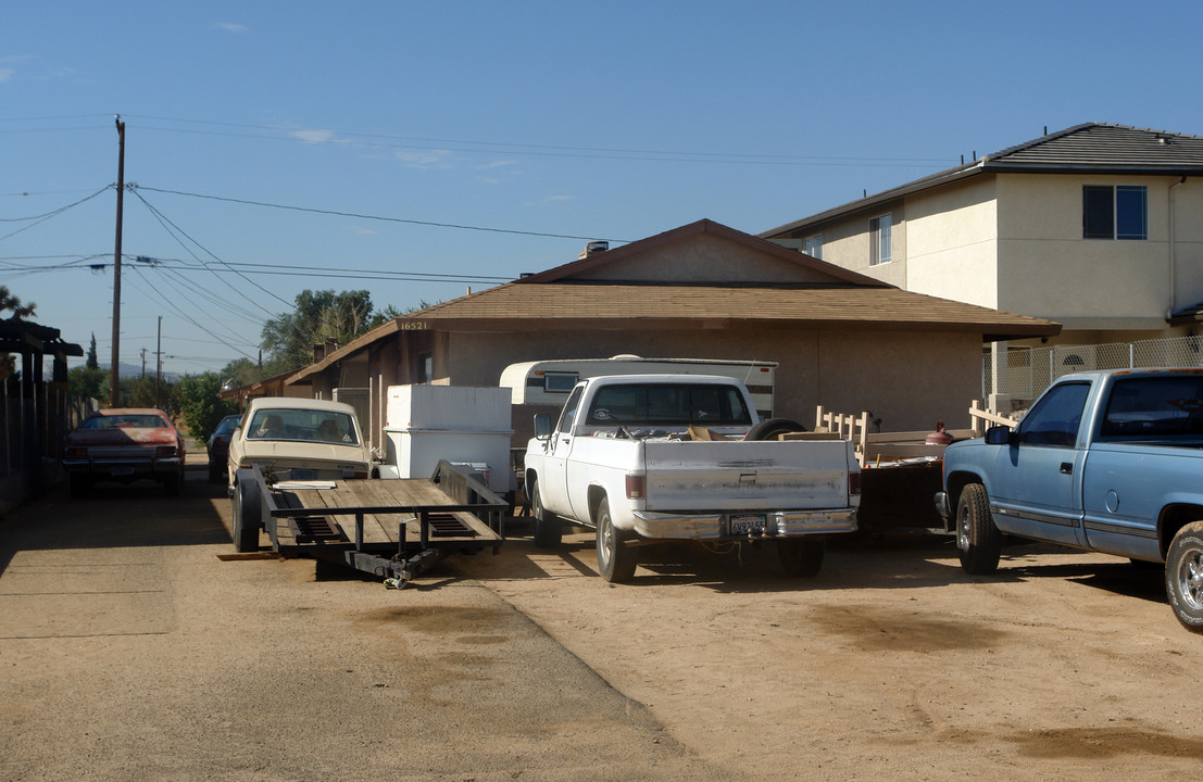 16521 Willow St in Hesperia, CA - Foto de edificio