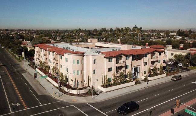 Villa Madrid in Lakewood, CA - Foto de edificio - Building Photo