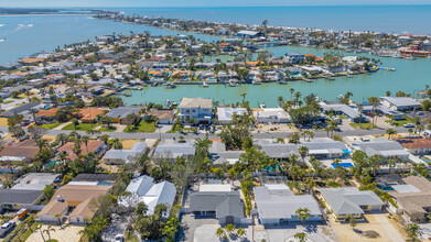 330 N Tessier Dr in St Pete Beach, FL - Foto de edificio - Building Photo