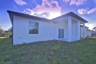 5028 Locke Ln-Unit -702 in Lehigh Acres, FL - Foto de edificio - Building Photo