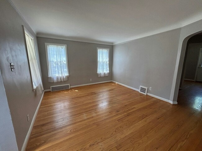 581 Flowerdale St in Ferndale, MI - Building Photo - Building Photo