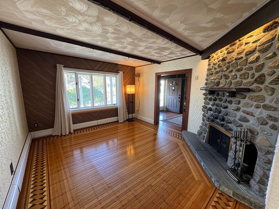 5 Howard St, Unit 1 in Melrose, MA - Building Photo
