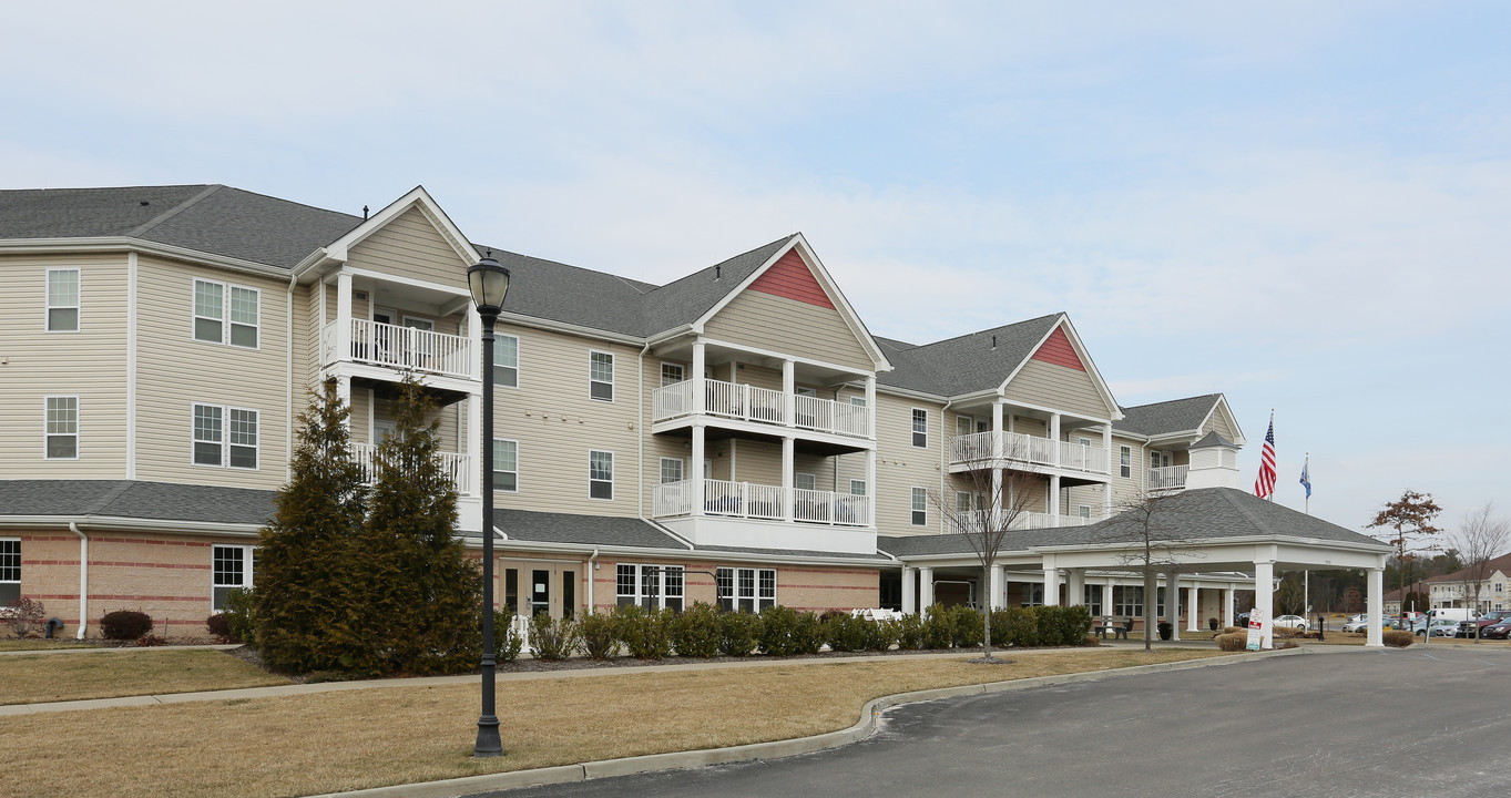 Pinehurst Apartments 55+ in East Patchogue, NY - Foto de edificio