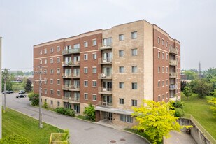Cégep De in St. Laurent, QC - Building Photo