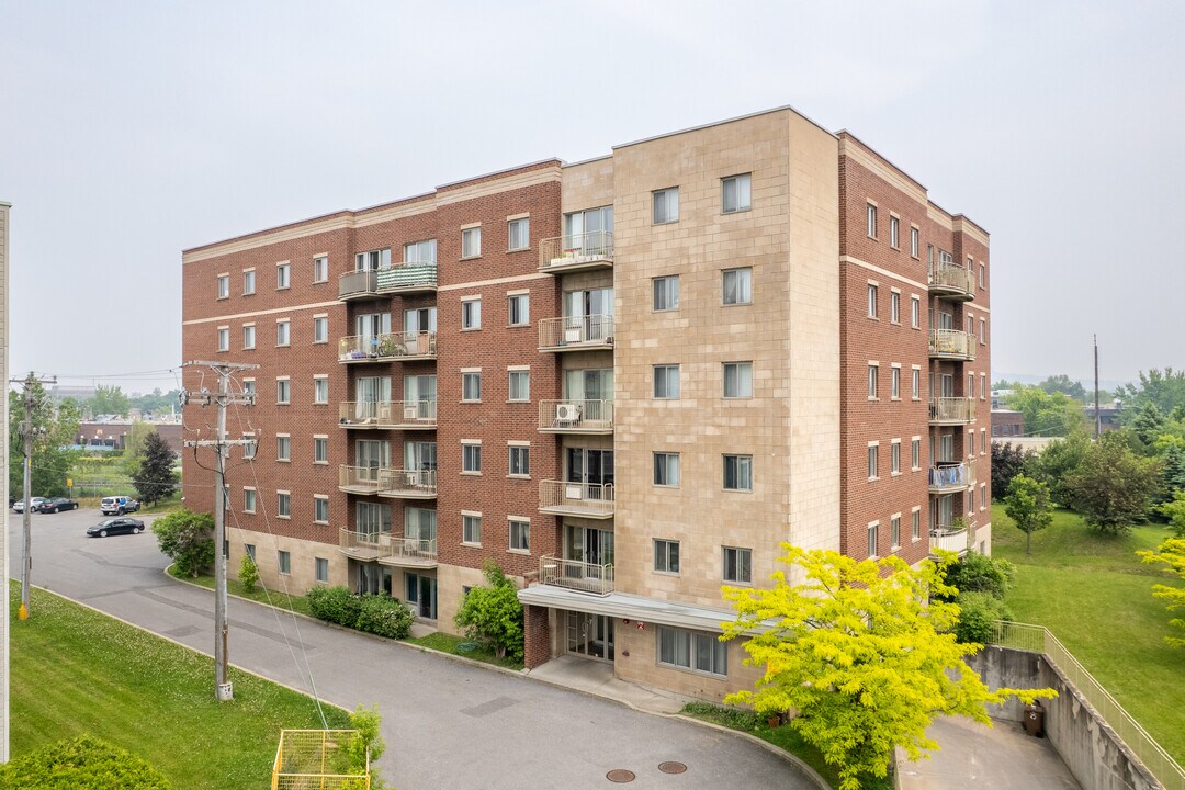 Cégep De in St. Laurent, QC - Building Photo
