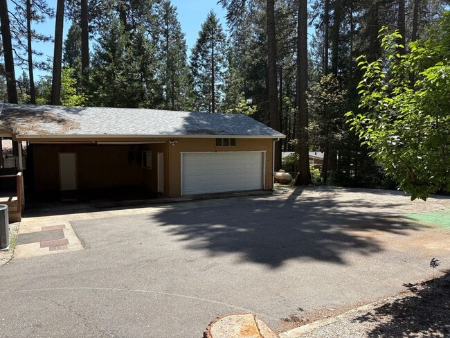 15049 Pinehurst Way in Magalia, CA - Building Photo - Building Photo
