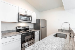 Stratford Commons in Delaware, OH - Building Photo