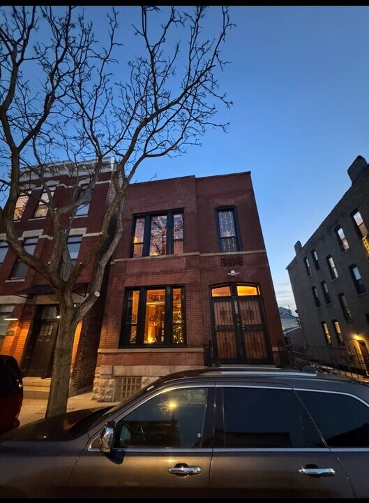 1319 W Erie St in Chicago, IL - Building Photo