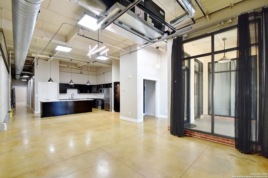 3363 E Commerce St in San Antonio, TX - Building Photo