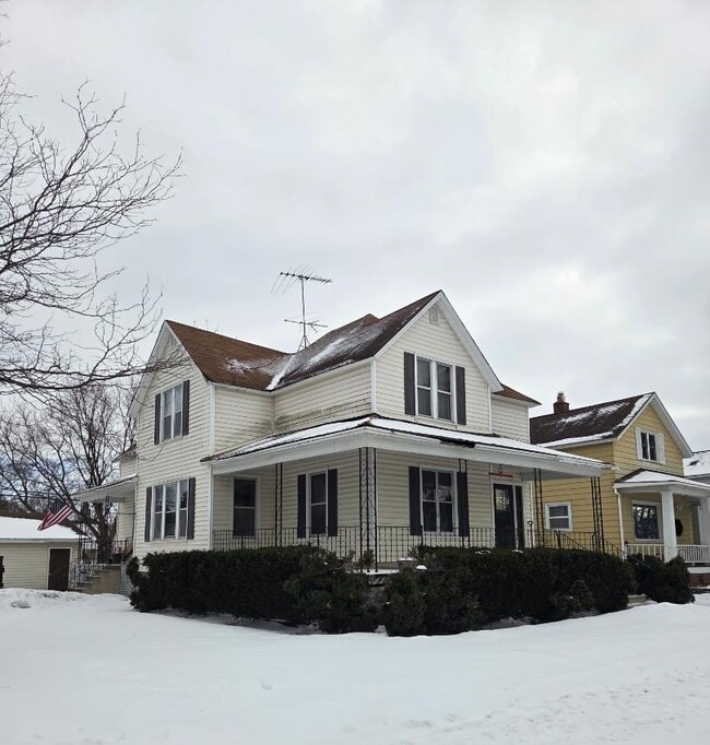 1102 Oakes St in Marinette, WI - Building Photo - Building Photo