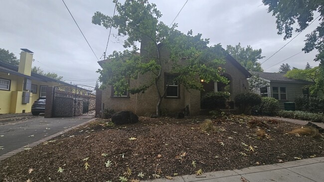 236 W Frances Willard Ave in Chico, CA - Foto de edificio - Building Photo