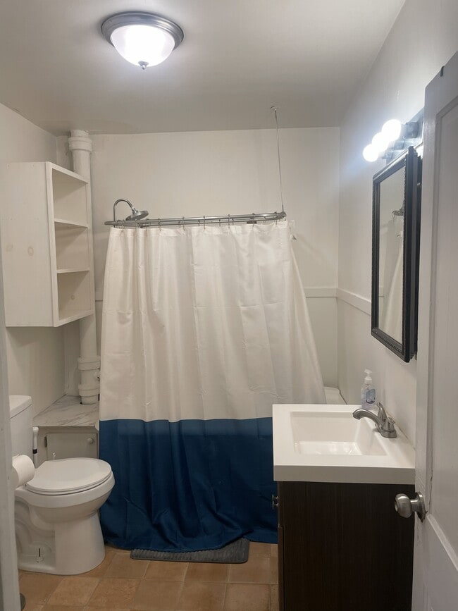 826 N Aurora St, Unit 2 in Ithaca, NY - Foto de edificio - Building Photo