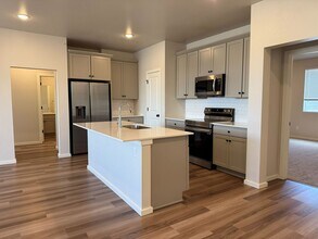 Beautiful Home in Windsor with Internet Included! in Windsor, CO - Building Photo - Building Photo