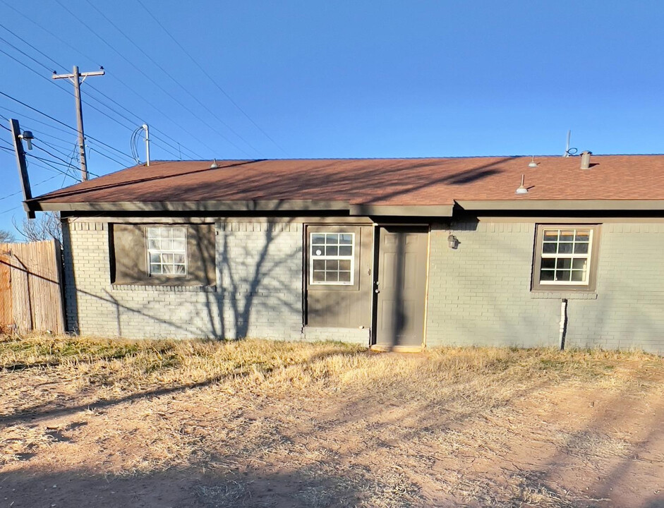 1716 E Dartmouth St in Lubbock, TX - Building Photo