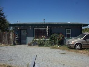 2901 Fulton Rd in Fulton, CA - Foto de edificio - Building Photo