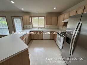 4469 SE Pennywood Dr in Milwaukie, OR - Foto de edificio - Building Photo