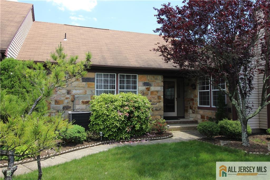 25 Bedfordshire Dr in Monroe Township, NJ - Building Photo