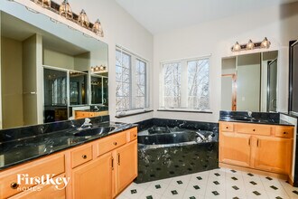 12 Fox Bluff Ct in St. Charles, MO - Foto de edificio - Building Photo