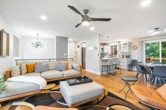 2404 SW 104th St in Seattle, WA - Foto de edificio - Building Photo