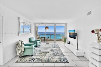 5161 Collins Ave, Unit 1017 in Miami Beach, FL - Building Photo - Building Photo