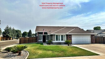 5217 W Howard Ct in Visalia, CA - Building Photo