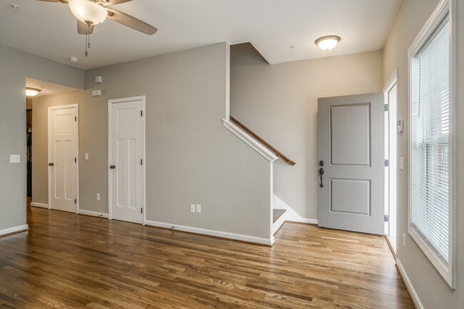 345 W Broad St in Cookeville, TN - Foto de edificio - Building Photo