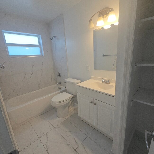 5921 NE 18th Ave, Unit 1 in Fort Lauderdale, FL - Foto de edificio - Building Photo