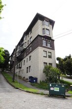 Kinnear Apartments in Seattle, WA - Building Photo - Building Photo