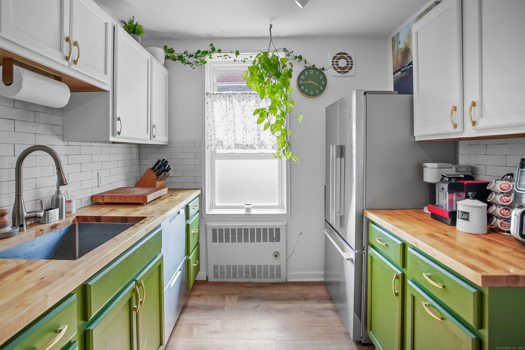 7 4th St in Stamford, CT - Building Photo