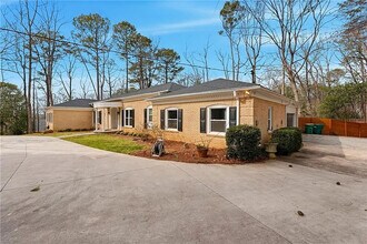 Room in House on River Park Dr in Atlanta, GA - Foto de edificio - Building Photo