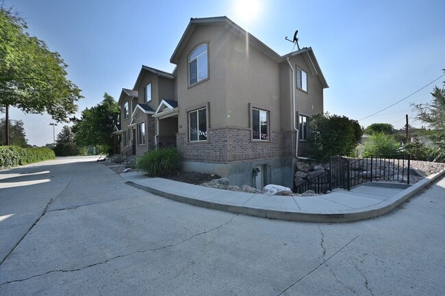 347 E Vine St