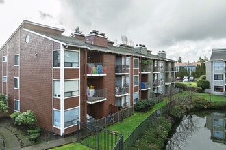 Waterbrook Loft and Apartments in Kent, WA - Building Photo - Building Photo