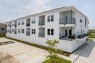 4504 Ponchartain Dr in Slidell, LA - Foto de edificio - Building Photo