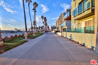 2207 Ocean Front Walk in Los Angeles, CA - Foto de edificio - Building Photo