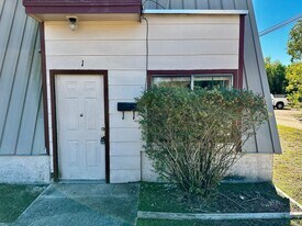 321 A St in Kerrville, TX - Building Photo