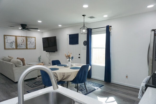 8724 Peachtree St in Houston, TX - Foto de edificio - Building Photo