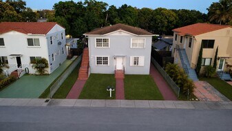 111 SW 31st Ct in Miami, FL - Building Photo