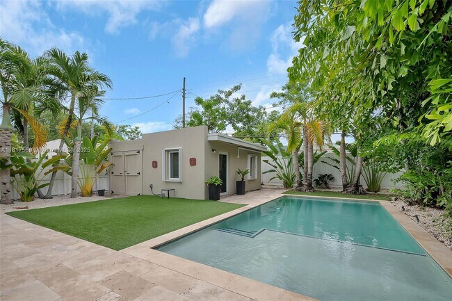 1432 SW 11th St in Miami, FL - Foto de edificio - Building Photo