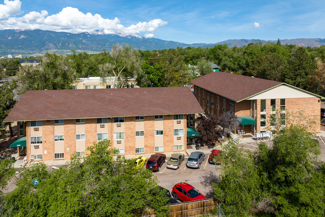 Mountain Pointe Apartments in Colorado Springs, CO - Foto de edificio